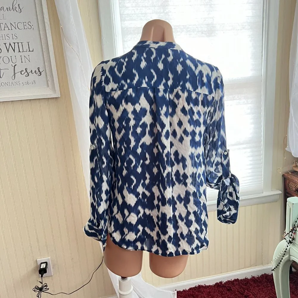 Vince Silk Ikat Print Blouse Blue White Size 4 - Picture 7 of 7